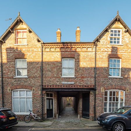 The Old Coach House Apartment York Exterior photo
