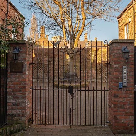 The Old Coach House Apartment York Exterior photo