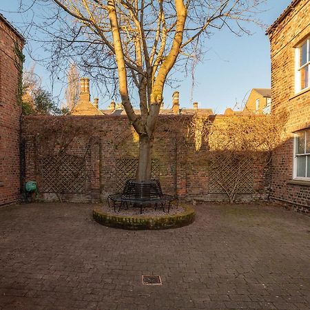 The Old Coach House Apartment York Exterior photo